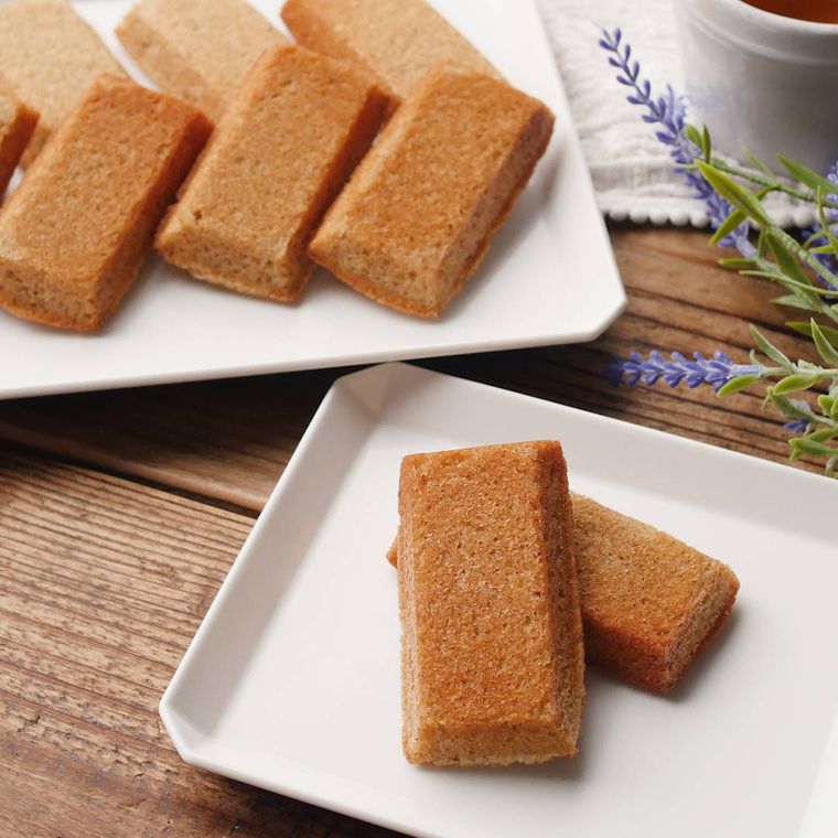 白い皿に盛られた、バニラフィナンシェ