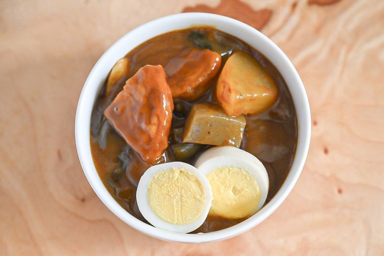 白いボウルに盛り付けたおでんカレー