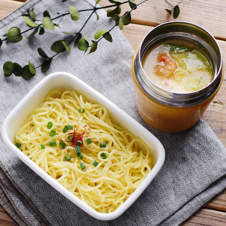 白い器に入った麺と、スープジャーに入ったちゃんぽんスープ