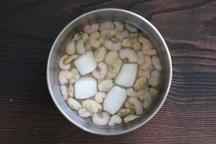 ボウルに入った水とシーフードミックス