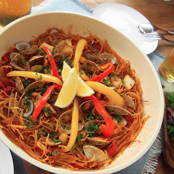 白い器に盛られた、パスタパエリア