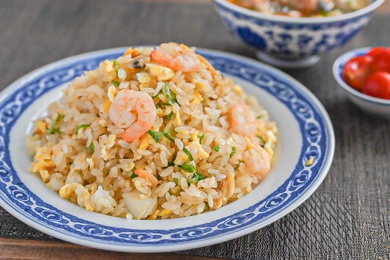 青い柄の入った皿に盛られた海鮮チャーハン