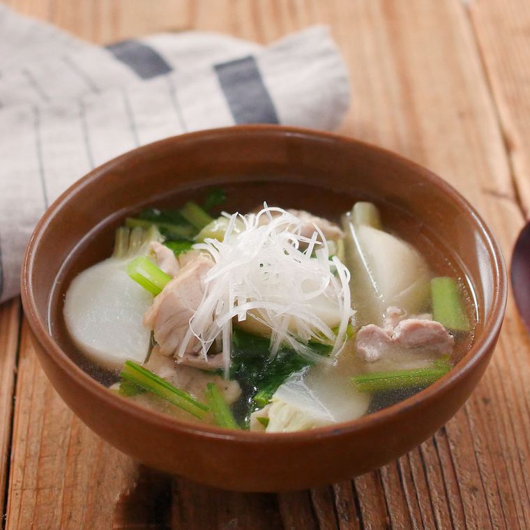 茶色の深鉢に盛りつけられたかぶと鶏もも肉入りのしょうがスープ