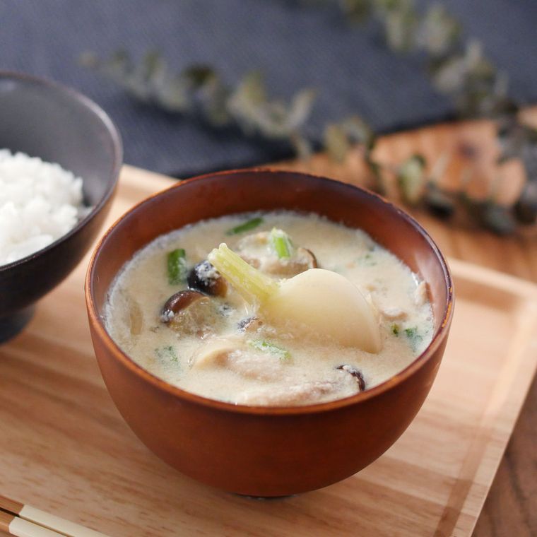 木のお椀に盛りつけられたかぶとしめじ、玉ねぎ入りの豆乳みそ汁