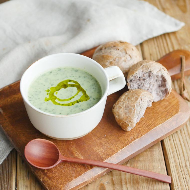 白いカップに盛りつけられたパセリとかぶ、豆乳の冷製ポタージュ