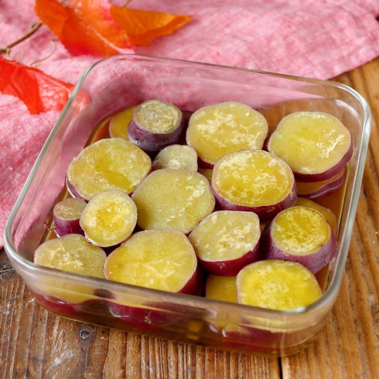 ガラス製の容器にさつまいもの煮物が入っている