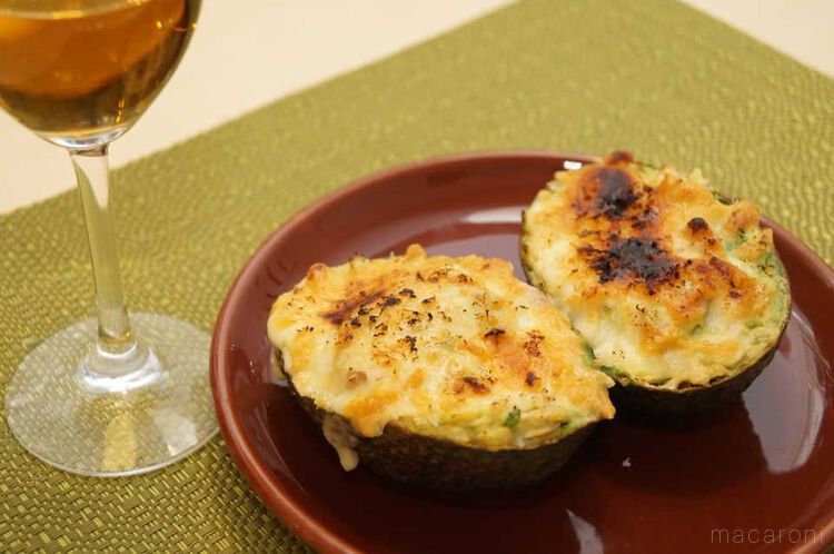 茶色い皿に盛り付けたアボカドグラタン