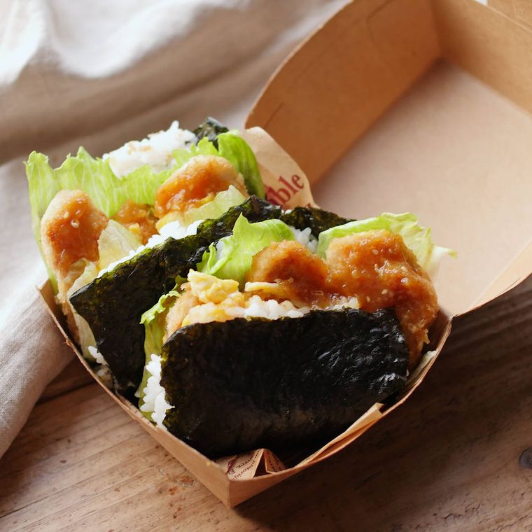 ランチボックスに入った揚げ焼きチキン味噌おにぎり