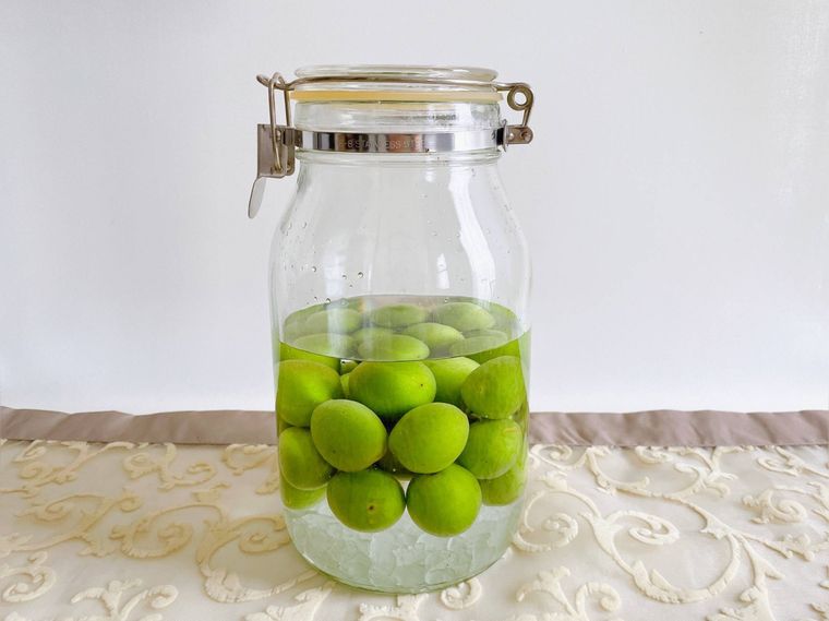 瓶に入った青梅とホワイトリカーなど