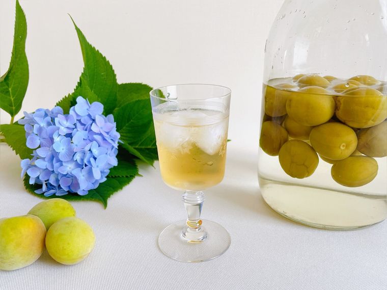 グラスに入った梅酒と氷