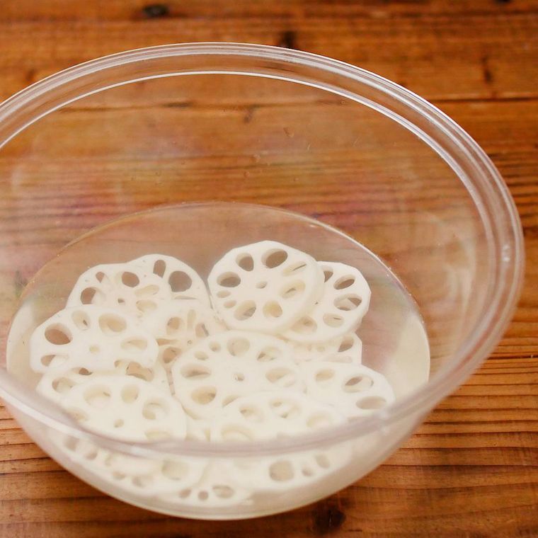 れんこんの輪切りを水にさらしてアク抜きする様子