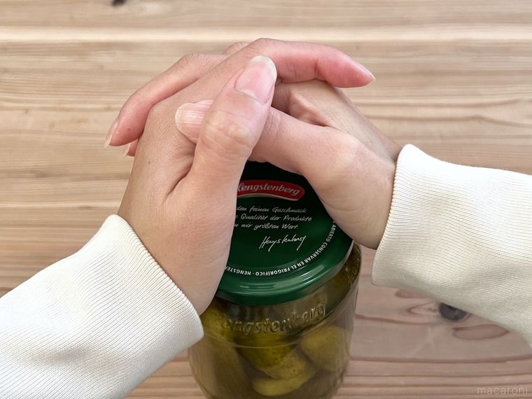 ピクルスの瓶を開けようとしている様子
