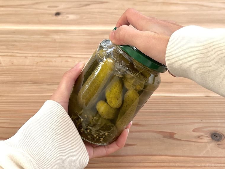ピクルスの瓶を開けようとしている様子