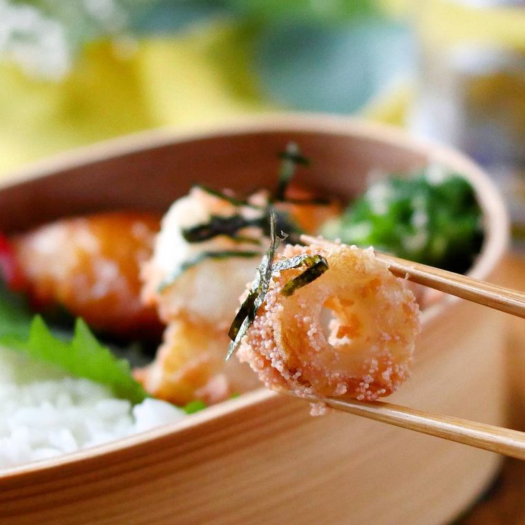 ちくわの明太バター炒めを箸揚げしている様子