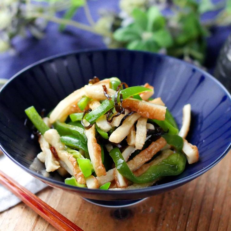 紺色の椀に盛り付けられた、ピーマンとちくわの塩こんぶナムル