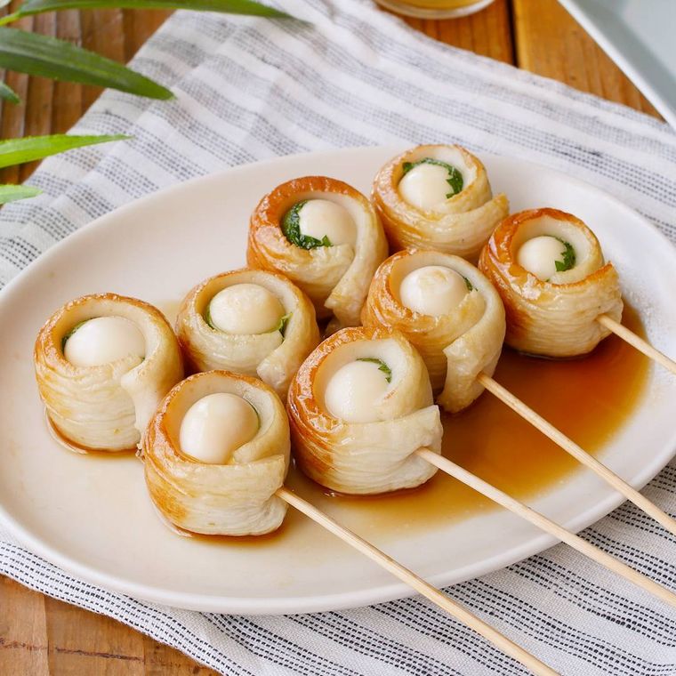 ベージュの皿に盛られたちくわうずら照り焼き