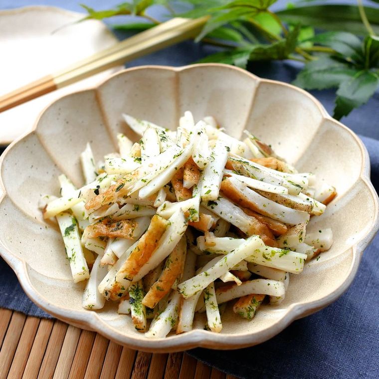 ベージュの皿に盛られたきんぴら