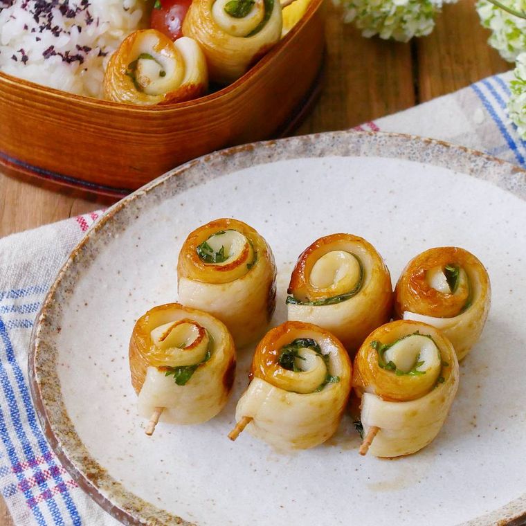 グレーの皿に盛られたちくわの照り焼き