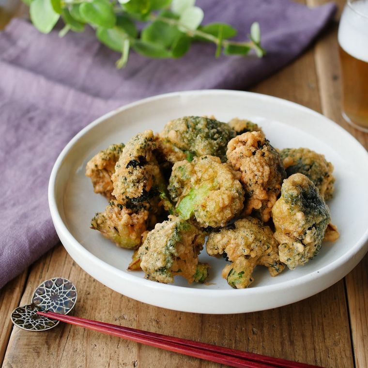 白い大皿に盛ったブロッコリーの唐揚げ