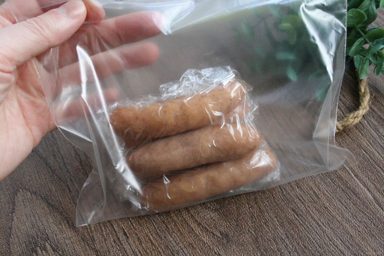 ウインナーを小分けにしてジップつきの袋に入れている様子