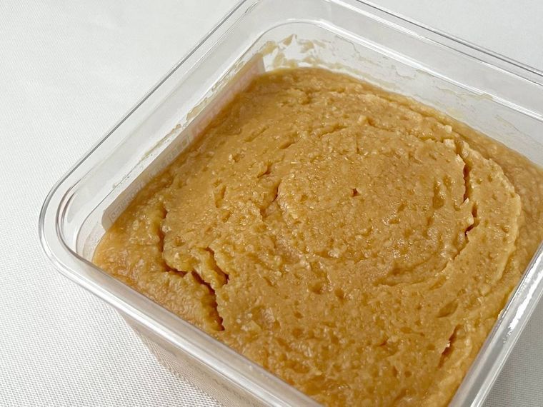 プラスチック容器に入った味噌