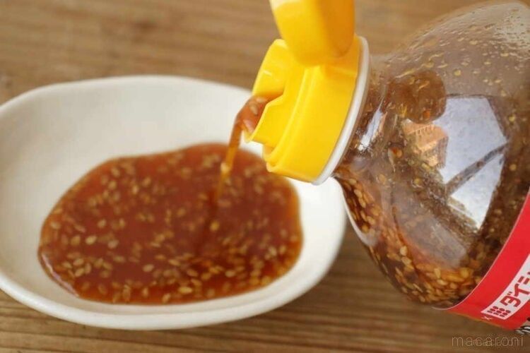 皿に焼肉のたれを注いでいる様子