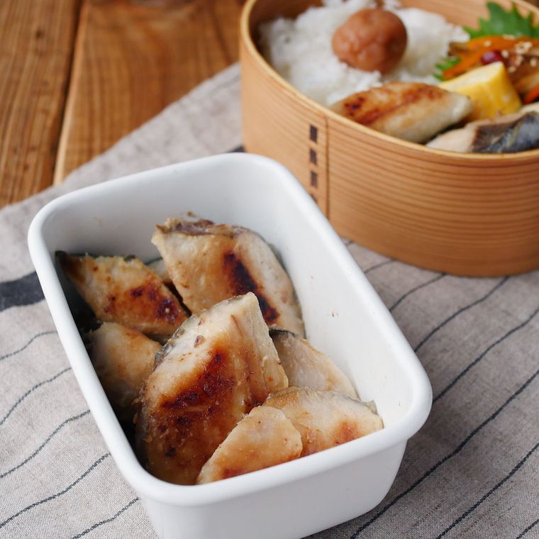 ホーロー容器に入ったさわらの西京焼きと、曲げわっぱ弁当