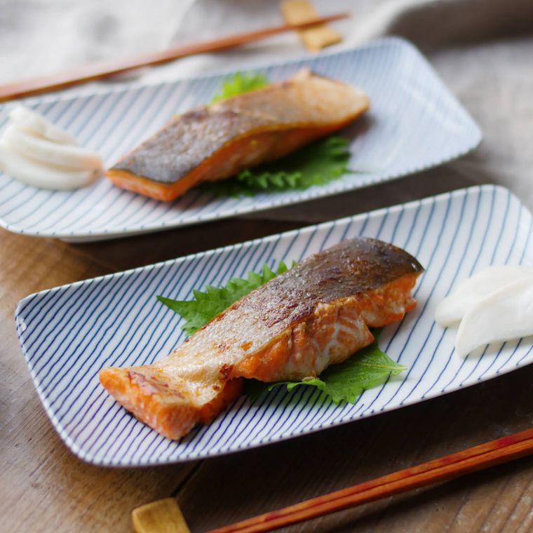 青い線の模様が入ったさらに、大葉を敷いて盛られた鮭のピリ辛みそ漬け