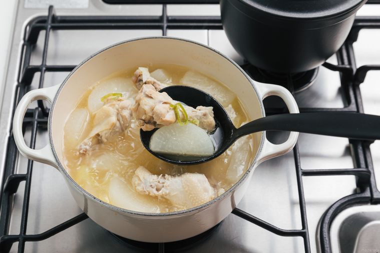 スープが入ったル・クルーゼのココット・ロンド