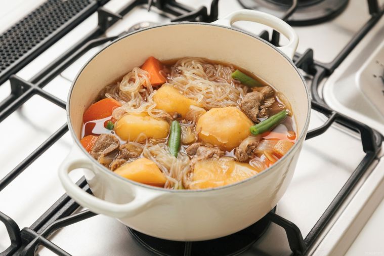 肉じゃがが入ったル・クルーゼのココット・ロンド