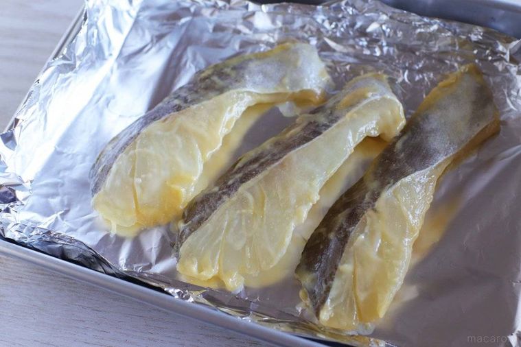 アルミホイルを敷いたグリルにたらを並べているところ