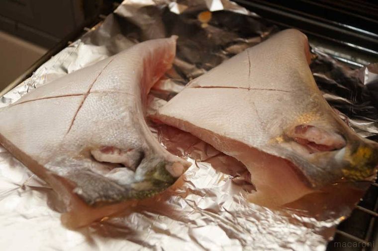 アルミホイルに置いたぶりカマを魚焼きグリルで焼いている様子