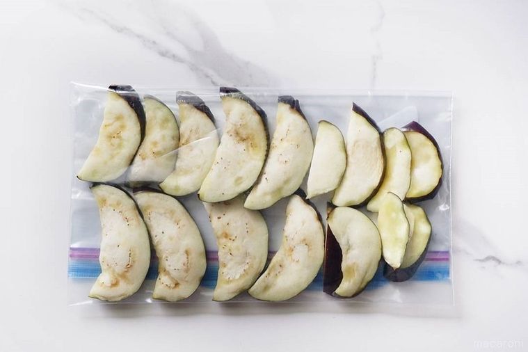 ジッパー袋に入っている一日干したなす