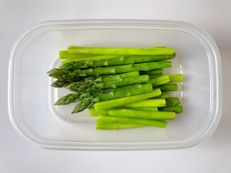 保存容器に入ったアスパラ