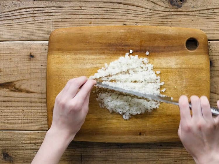 簡単に細かく 玉ねぎのみじん切り手順 涙の防ぎ方 Macaroni