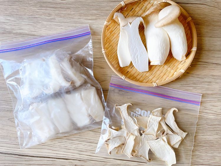 エリンギの保存方法は冷凍 冷蔵 おいしい時短レシピに早変わりするコツ 5ページ目 Macaroni