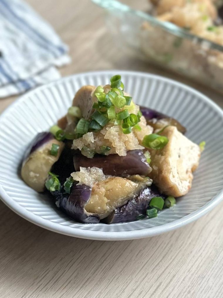 小皿に盛り付けたなすとがんもどきのみぞれ煮