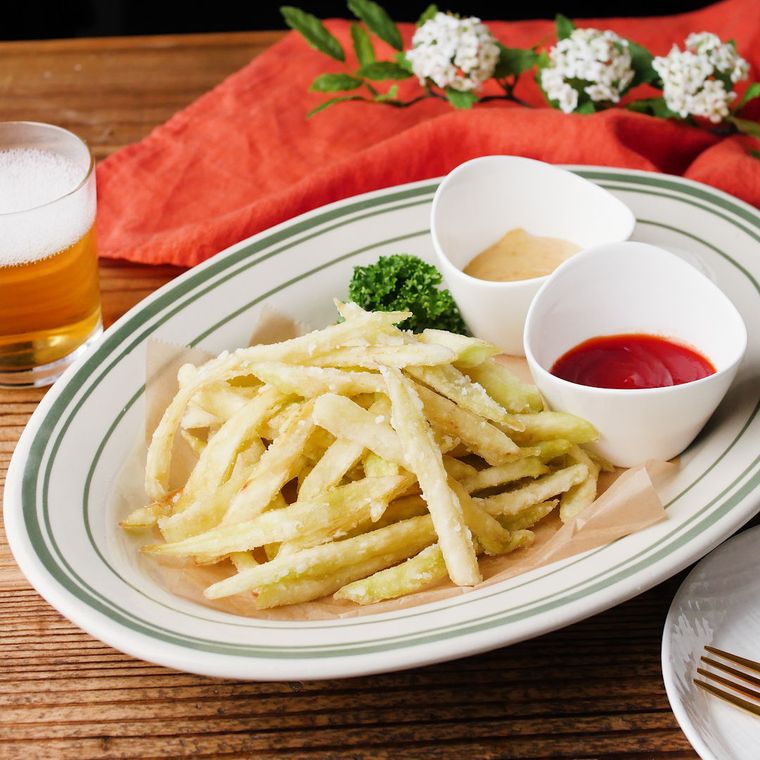 皿に盛り付けたフライドなす