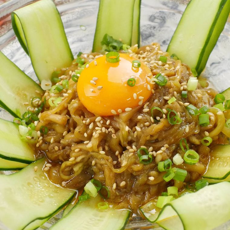 皿に盛り付けたとろとろなすのユッケ風