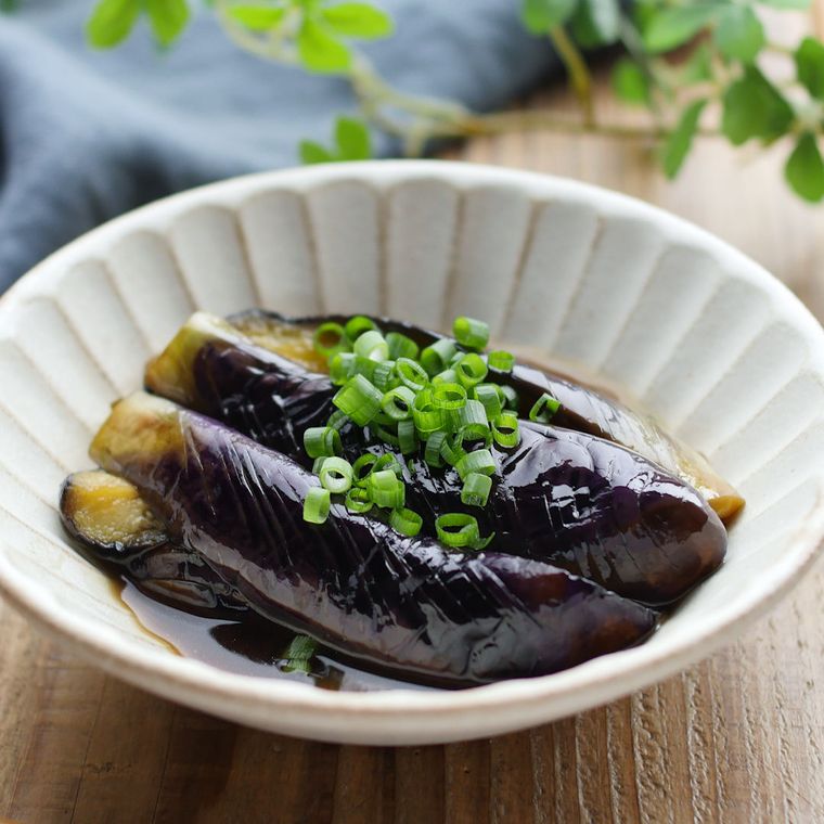 器に盛り付けたなすの煮浸し