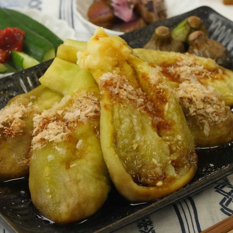 皿に盛り付けた焼かない焼きなす