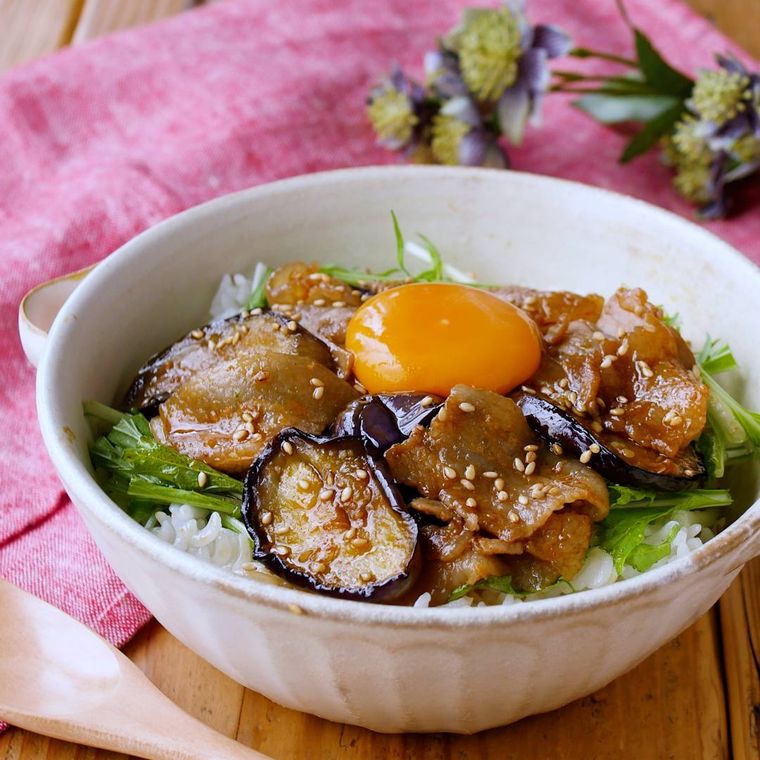 白い丼に盛り付けたなすと豚バラの甘辛丼