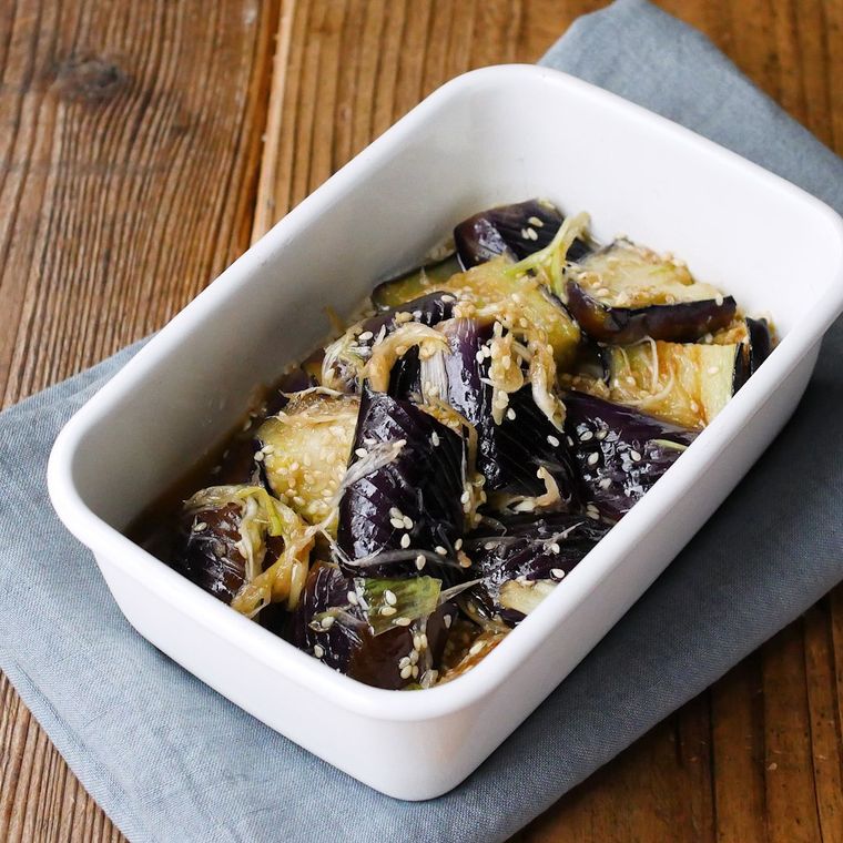 器に盛り付けたなすのねぎみそポン酢漬け