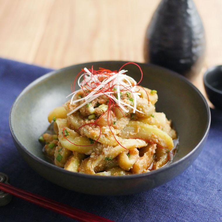 皿に盛り付けたなすのピリ辛ナムル