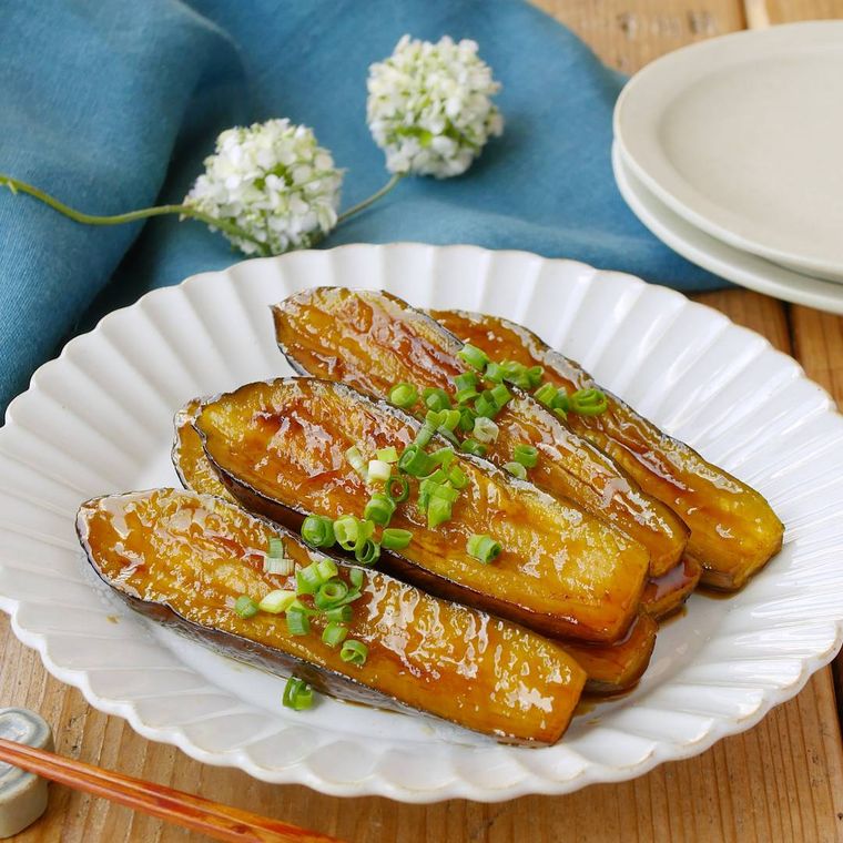 照り焼きなすが皿に盛り付けられているところ