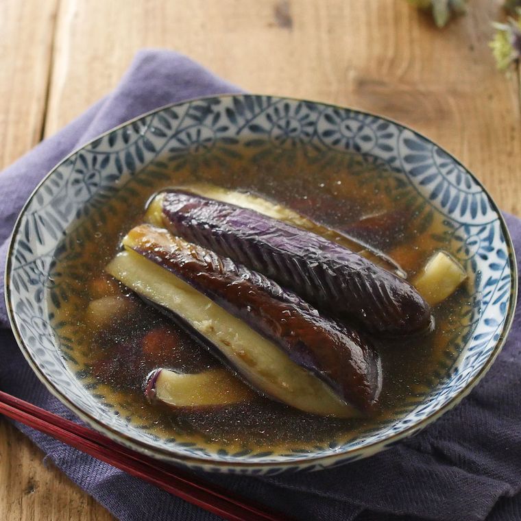 小皿に盛り付けたなすの煮浸し