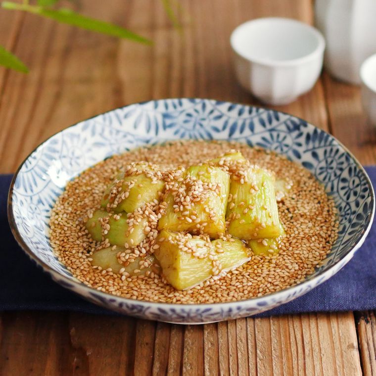 皿に盛り付けたごまだく揚げなす