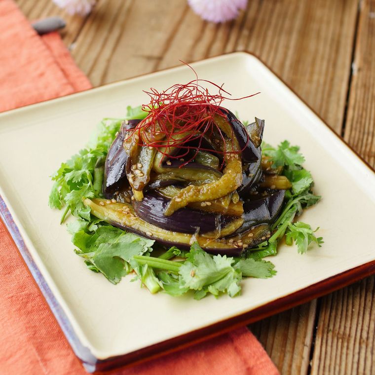 皿に盛り付けたピリ辛蒸しなす