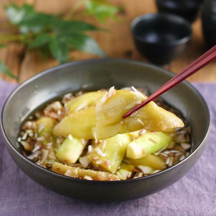 皿に盛り付けたねぎだれ蒸しなす