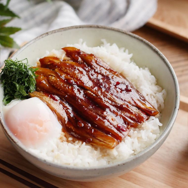 丼に盛り付けたなすのピリ辛蒲焼き丼